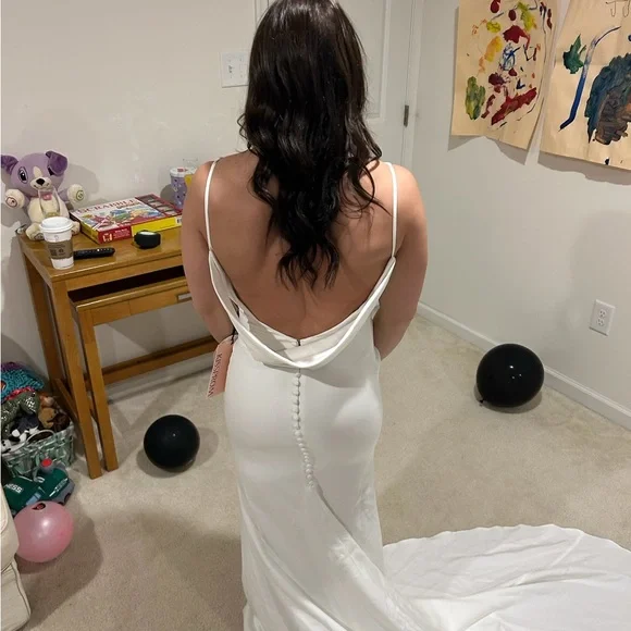 Elegant White Sleeveless Dress - Picture 5 of 7